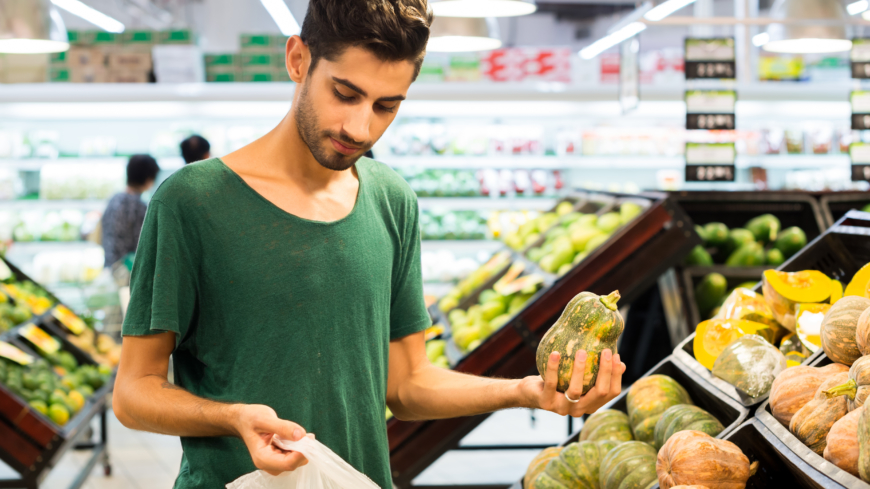 Det är främst yngre personer som utesluter kött. Den egna hälsan, miljön och djurhållningen tros vara skälen till att de väljer en vegetarisk kosthållning. Foto: Shutterstock